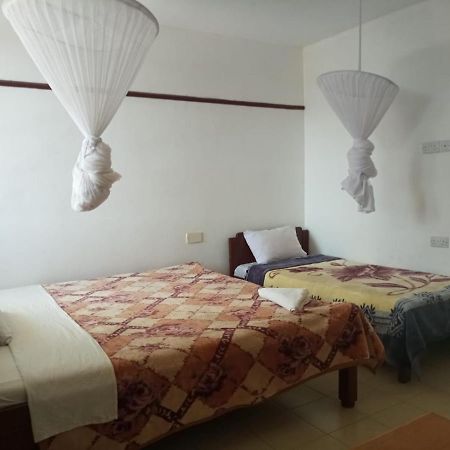 Golden Guest House- Miritini Момбаса Екстер'єр фото